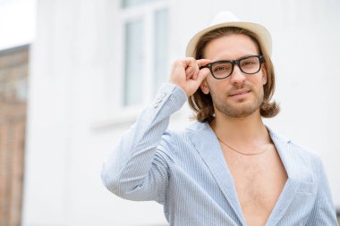 pozitif hipster adam