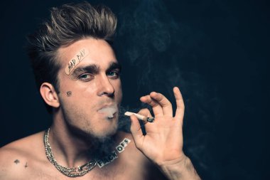 sigara bağımlısı adam