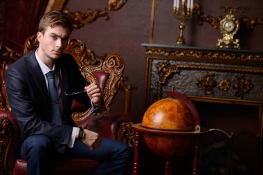 Takım elbiseli saygın adam