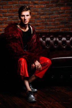 Kırmızı kürk ceket moda