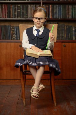 ciddi küçük öğrenci