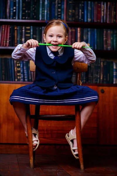 bir kitaplıkta eğleniyor