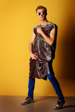 Gümüş renkli giyim