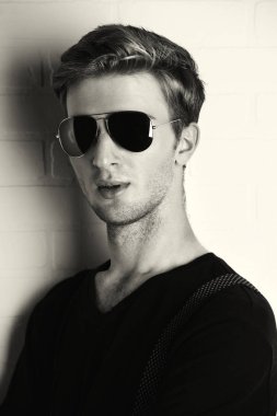 güneş gözlüklü cool adam