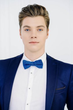 ciddi görünümlü damat