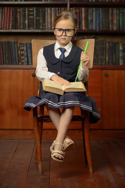 ciddi küçük öğrenci