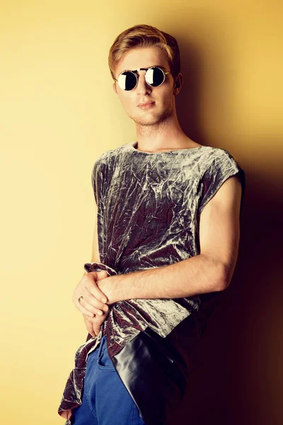 güneş gözlüklü adam