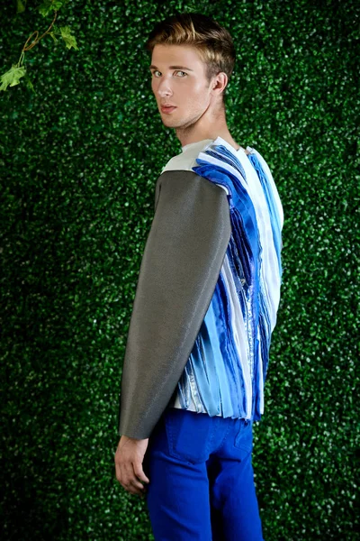 mavi ve gri kıyafetler