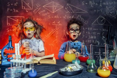 bir laboratuvarda küçük bilim adamları