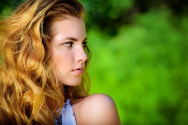 Uzun saçlı bir kadın.