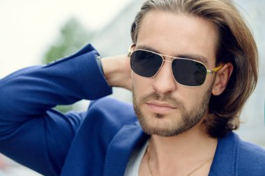 yakışıklı erkek güneş gözlüğü