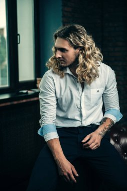 yakışıklı bir adam evde