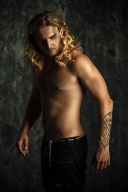 vücut geliştirmeci adam portresi