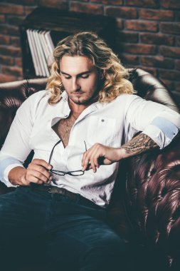 serbest meslek sahibi adam evde