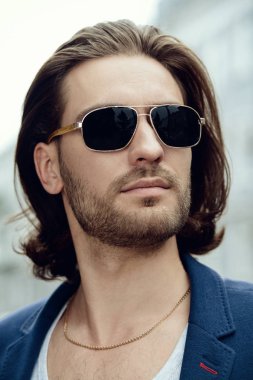 yakışıklı güneş gözlüğü