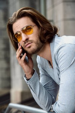 telefonda ciddi adam