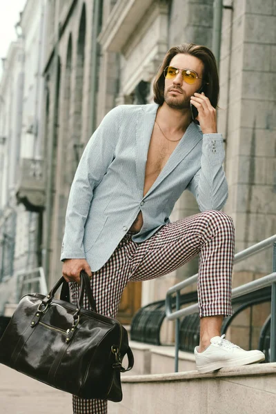 Çanta ile modern insan