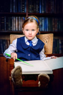 büyük kitap ile çocuk