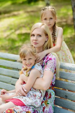 kızları kollarında