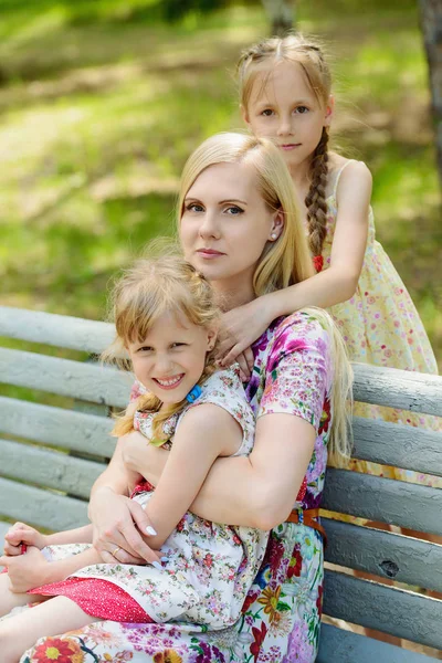 kızları kollarında