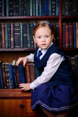 çocuk tarafından bir kitap rafı