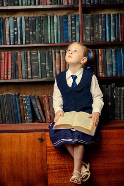 bir kitaplıktaki rüya kız