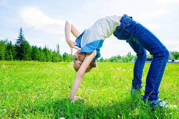 Çocuk tatil sahiptir