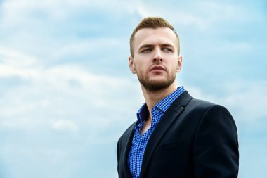 Mavi gökyüzü üzerinde genç adam