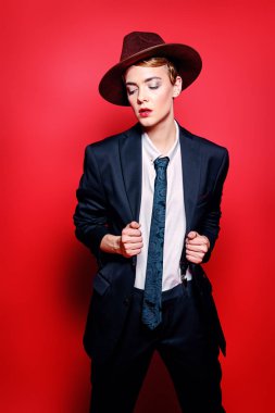 takım elbise kravat ve şapka