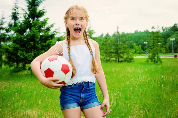 Kız bir top ile gülüyor