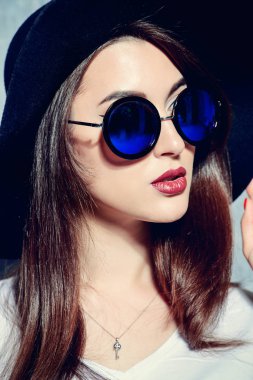 Modern yuvarlak güneş gözlüğü