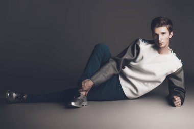 Yakışıklı stile adam.