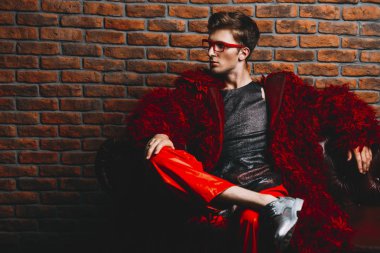 savurgan kırmızı adam