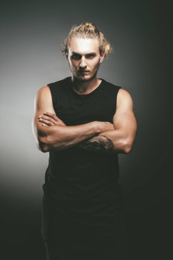 Atletik yakışıklı adam