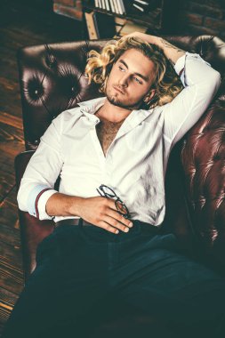 cinsel sarışın adam