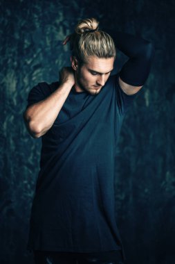 portre koyu arka plan üzerinde