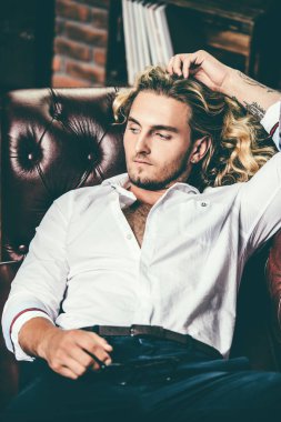 rahat yakışıklı adam