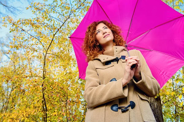 Şemsiyeli genç kadın