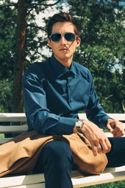 yakışıklı güneş gözlüğü