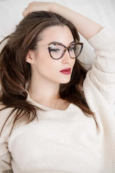 Güzel esmer kadın.