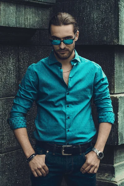 Kendine güvenen erkek bak