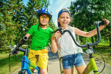 arkadaşlar bisiklet üzerinde