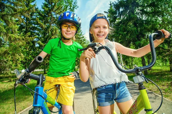 arkadaşlar bisiklet üzerinde