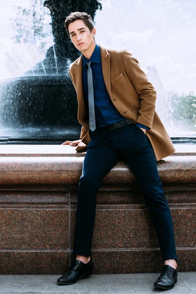 Şehir parkındaki adam.