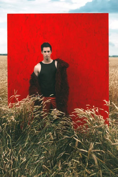 Bir buğday alanında poz