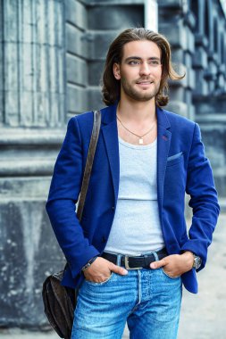 kaygısız yakışıklı adam