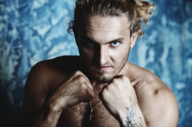 sıkışık yumrukları ile ayakta