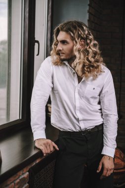 adam pencereye arıyorsunuz