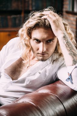 baştan çıkarıcı görünümlü bir adam