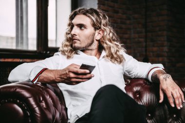 adam bir akıllı telefon ile